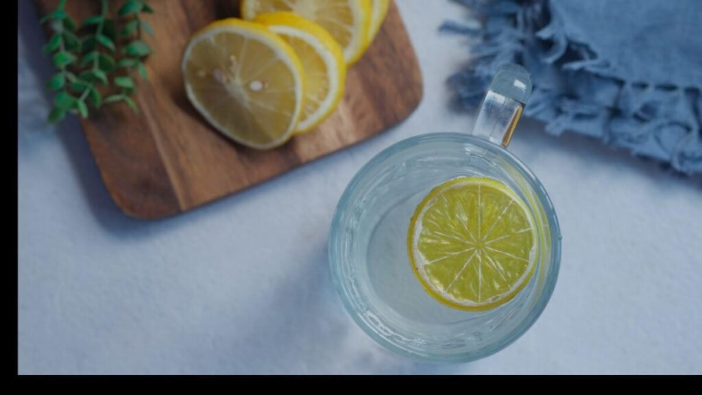 agua morna com limao em jejum emagrece